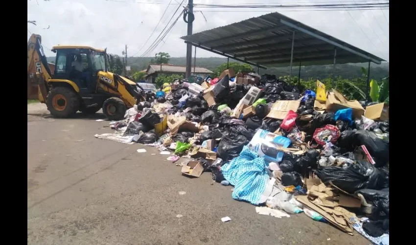 Esta basura es producto de los seis días que duró el paro, se fue acumulando en las poblaciones y la ciudad de Colón.. Foto: Diómedes Sánchez