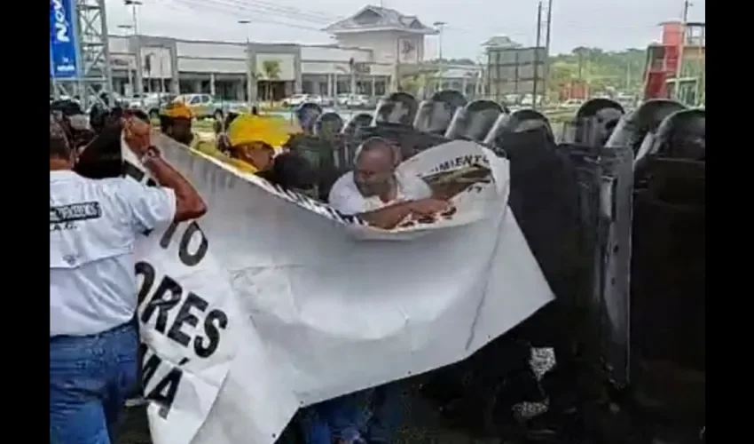 La CUCO se mantiene en el área de los Cuatro Altos protestando luego del desalojo. 