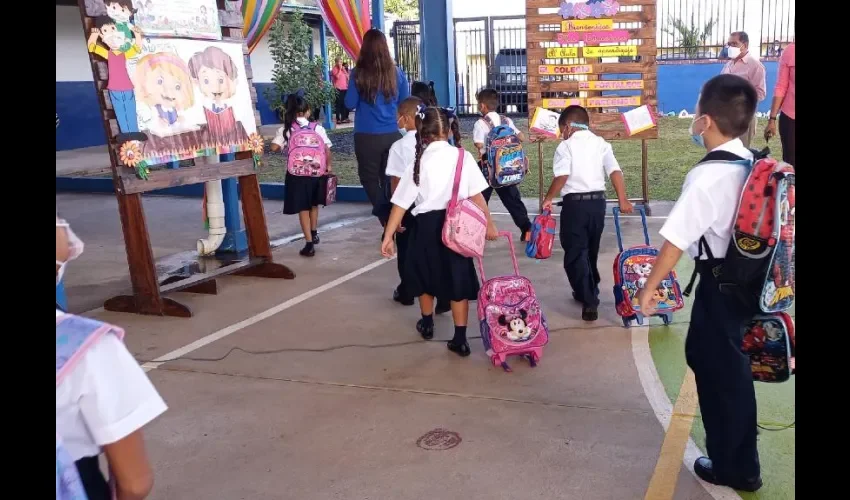 Bernal indicó que se han estado enviando equipos para desinfectar los planteles escolares en donde se reportan casos de gripe.