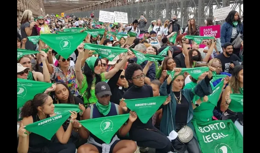 Cientos de mujeres se manifiestan hoy en el puente de Brooklyn en defensa del aborto libre, en Nueva York (EE.UU). EFE.