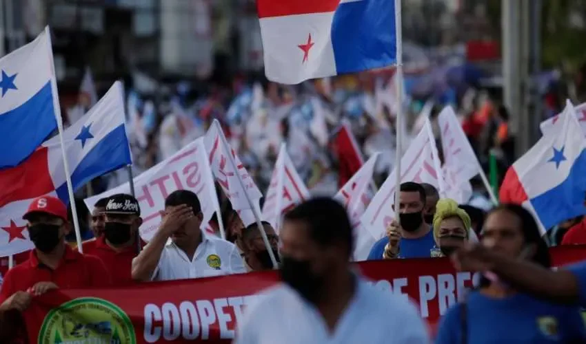 Foto: Ciudadanos participan de una marcha sindicalista con destino a la sede de la Presidencia para exigir soluciones a la crisis económica, hoy en Ciudad de Panamá (Panamá). EFE.