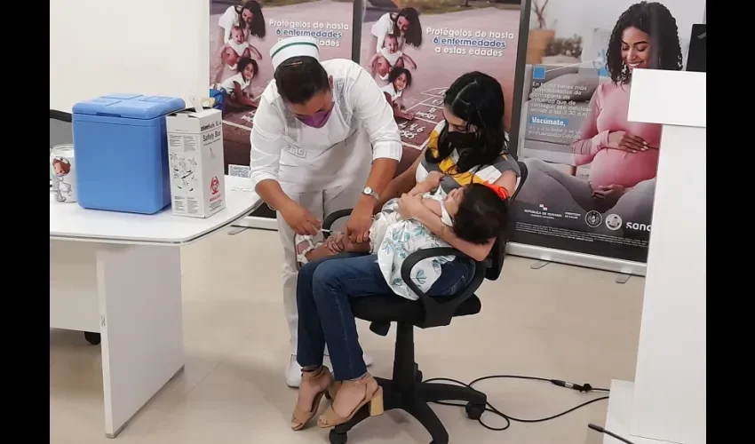 Aleenah Ávila, de 18 meses, recibió su vacuna tetravalente.  Foto: Didier Hernán Gil Gil