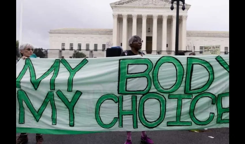 Activistas por el derecho al aborto se manifiestan frente a la Corte Suprema en Washington, DC, EE. UU., el 23 de junio de 2022. EFE.