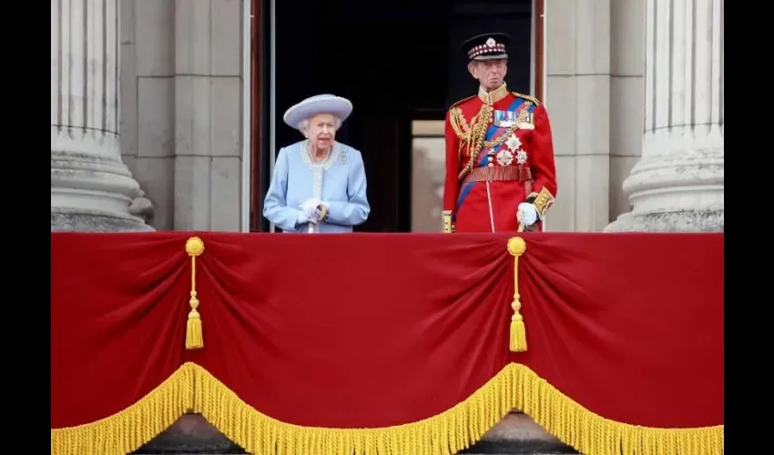 Foto: Una imagen proporcionada por el Ministerio Británico de Denece (MoD) muestra a Su Majestad la Reina (L) y Su Alteza Real el Duque de Kent (R) en el balcón del Palacio de Buckingham durante el desfile 'Trooping of the Colour' en Londres. EFE.