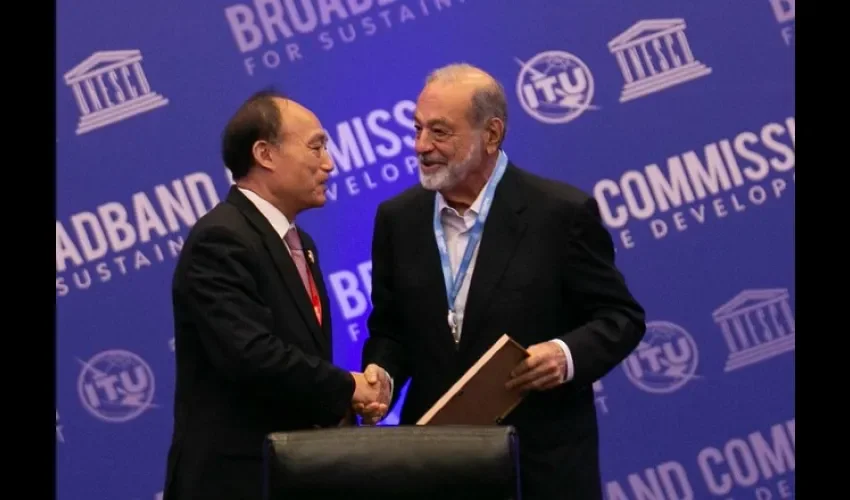 El Ing. Carlos Slim Helú recibió el premio WSIS por el desarrollo de la plataforma Monitor FCS. Foto / Cortesía. 