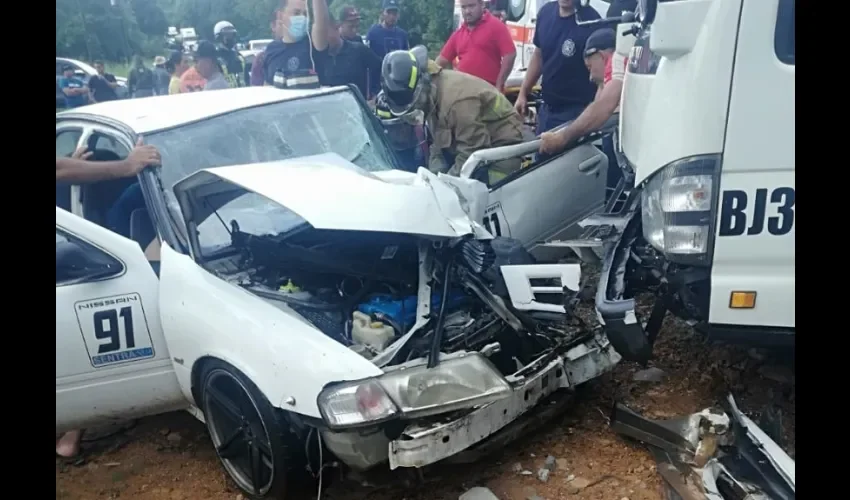 Bomberos lograron rescatar a los heridos. 