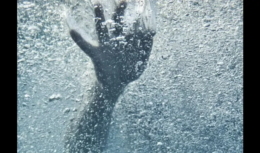 Vistas de una persona bajo el agua. 