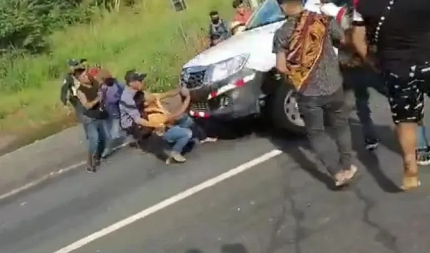 Video logró capturar el momento en que fueron atropellados las personas. 