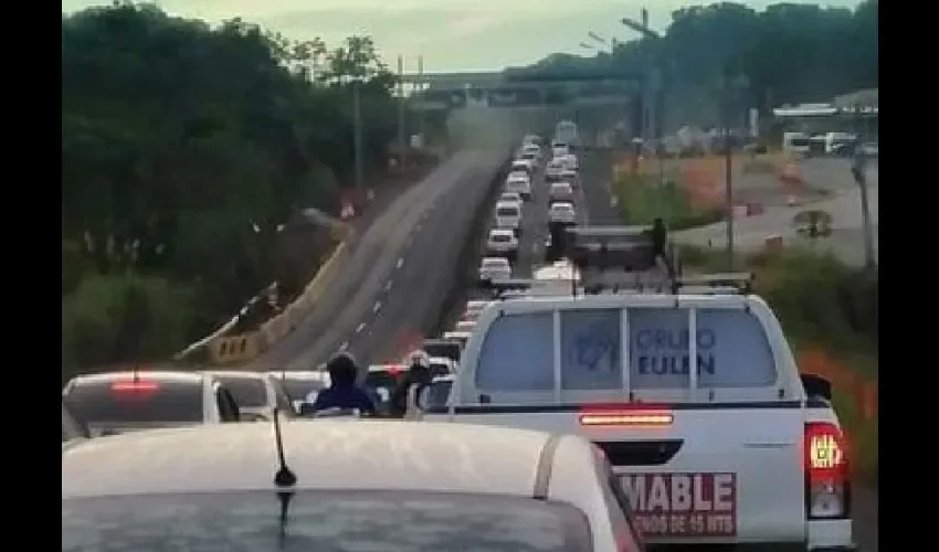 Vistas del tráfico pesado hacia la ciudad de Panamá. 