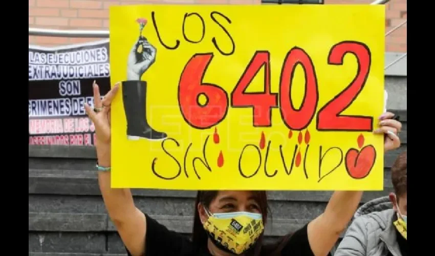 Cientos de personas con pancartas protestan ante el Gobierno. 