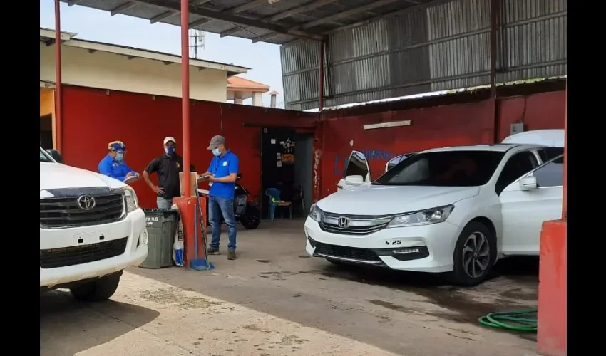 Inspección de trabajadores en lava autos. 