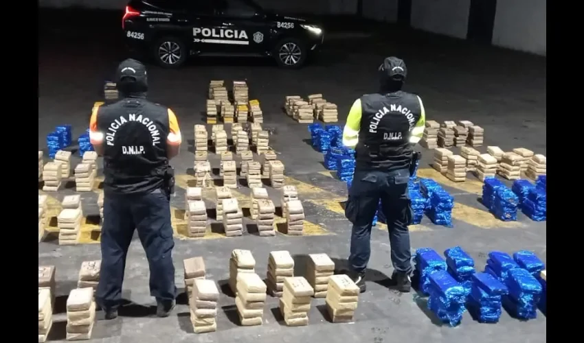 Unidades de la policía custodian la carga decomisada. 