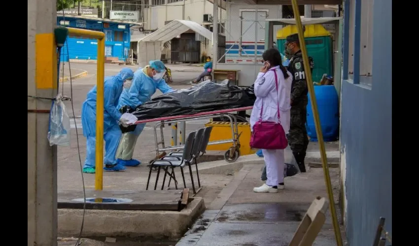 Paramédicos del Hospital Escuela, el principal de Tegucigalpa, trasladan el cuerpo de un paciente que murió por Covid-19 mientras esperaba atención. Cortesía
