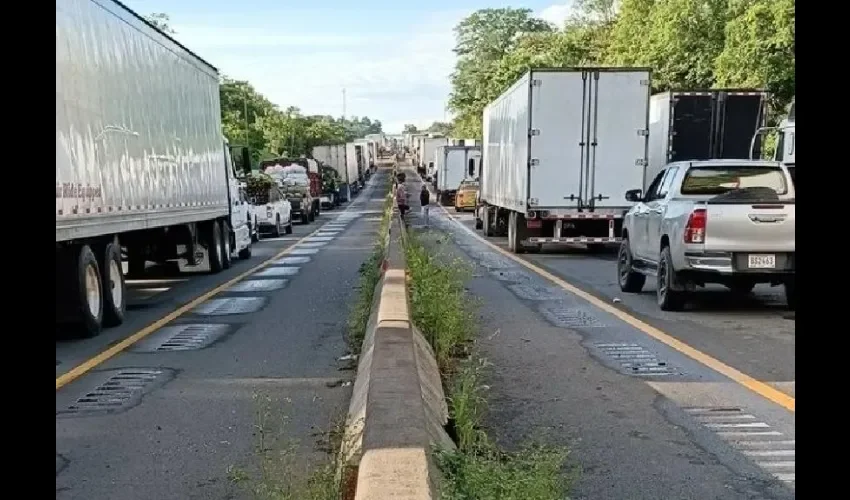 Vista de los tranques generados por los cierre de vías. 