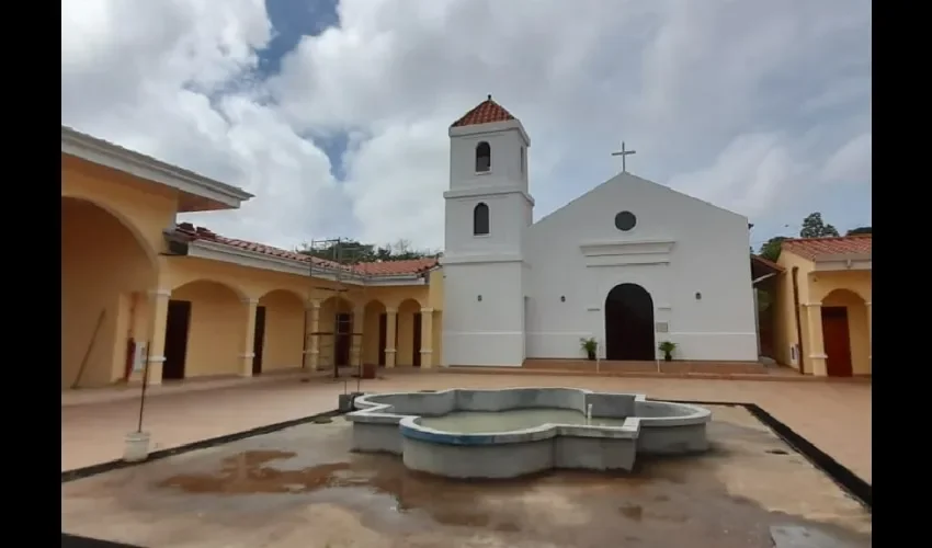 Vista de la iglesia y la nueva plaza creada cerca al Chorro de La Chorrera. 