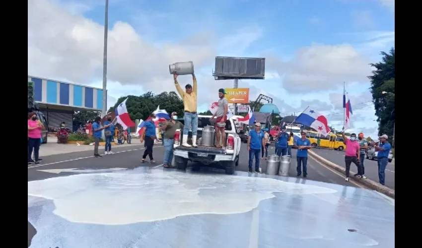 Momento en el que los productores regaban la leche dañada en plena calle. 