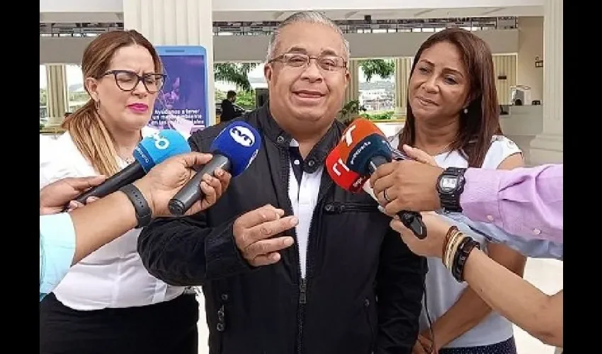 Roniel Ortiz, abogado de Ricardo Martinelli da declaraciones. Víctor Arosemena