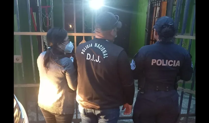 Unidades de la policía durante el operativo. 