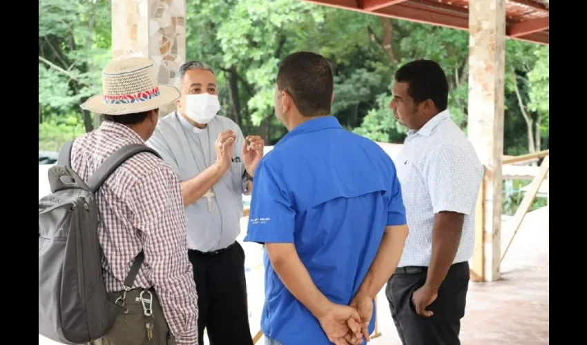 Arzobispo de Panamá conversando con los diversos grupos. 