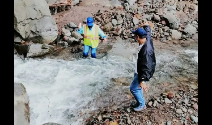 Trabajadores del Idaan inspeccionado los ríos. 