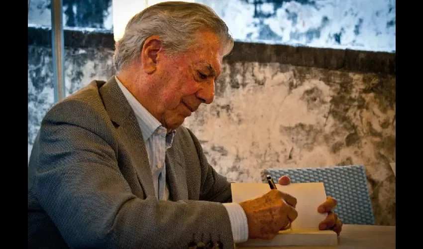 Vargas Llosa durante una firma de libros. 
