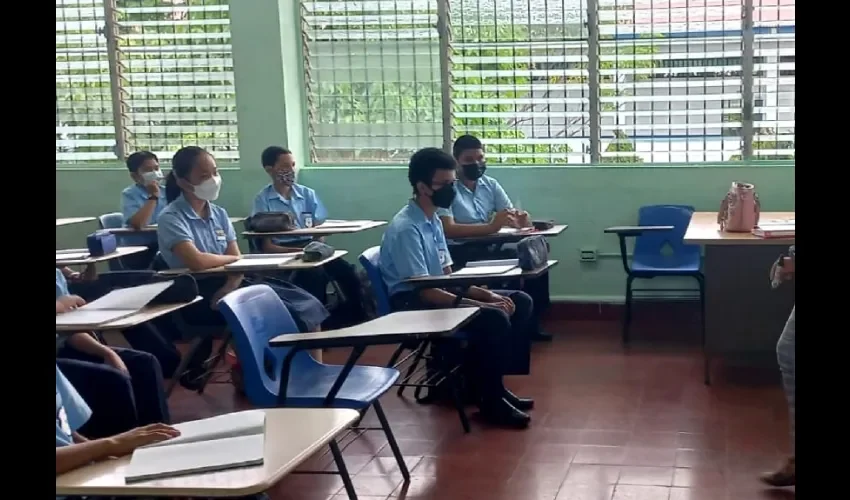 Una profesora imparte una clase tras el regreso de los estudiantes a las aulas. 