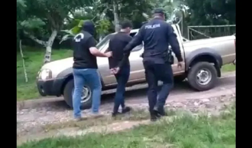 Policía Nacional durante la captura de un sujeto. 