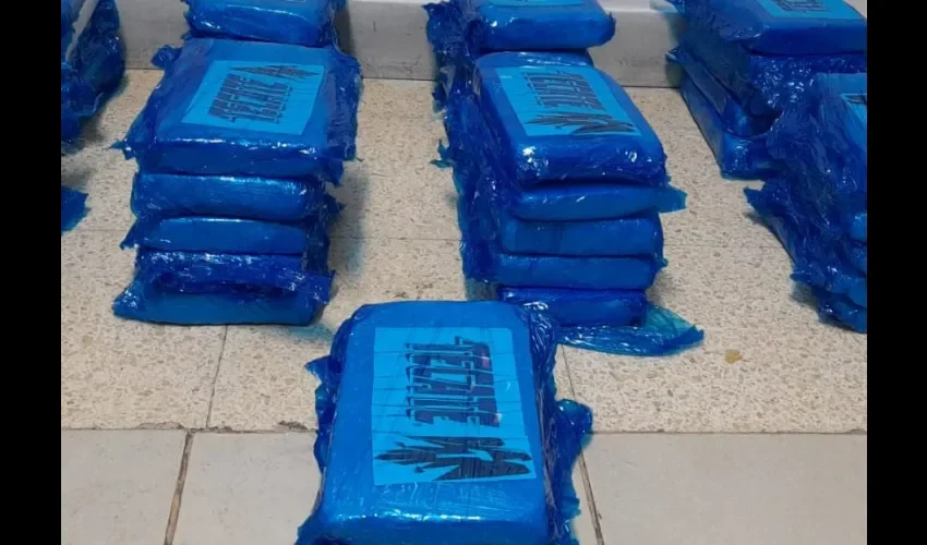 La droga estaba forrada en color azul. 