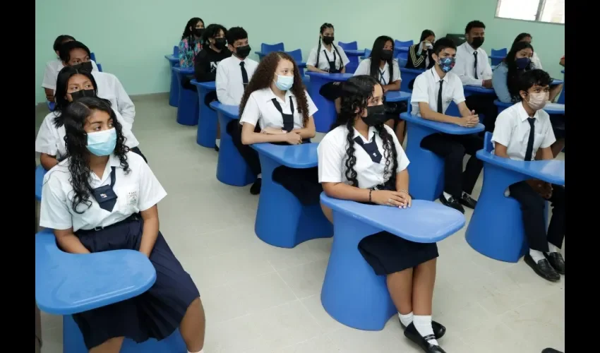 Estudiantes mientras reciben una orientación en el salón de clases. 