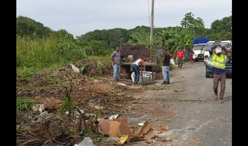 Vista de lotes llenos de basura. 