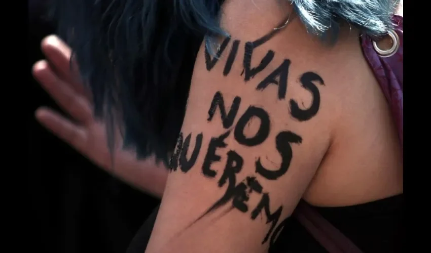 Vista de una mujer reclamando el fin de la violencia machista, en una fotografía de archivo. EFE/Hugo Ortuño