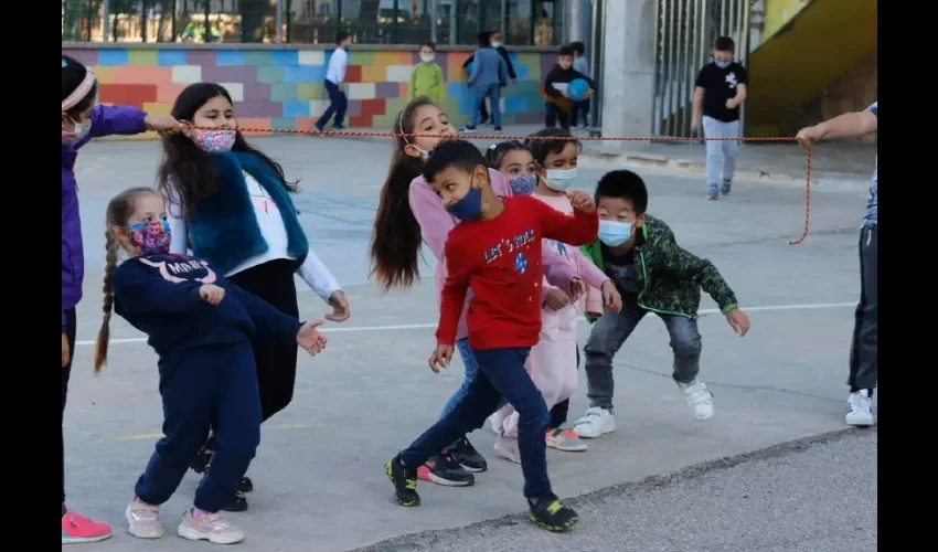 Niños jugando en la hora del recreo. 