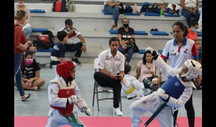 Niños muestran su talento en la cancha. 