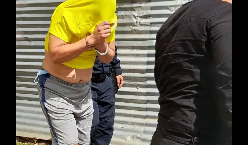 Policía Nacional durante la captura de un sujeto. 