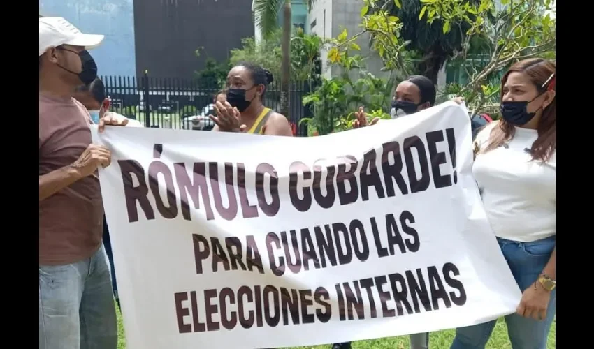 Simpatizantes se mantiene con pancartas exigiendo la cara de Roux. 