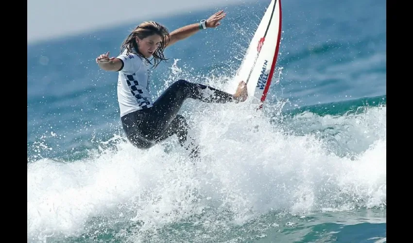 La española Leticia Canales surfea en Huntington Beach (California).