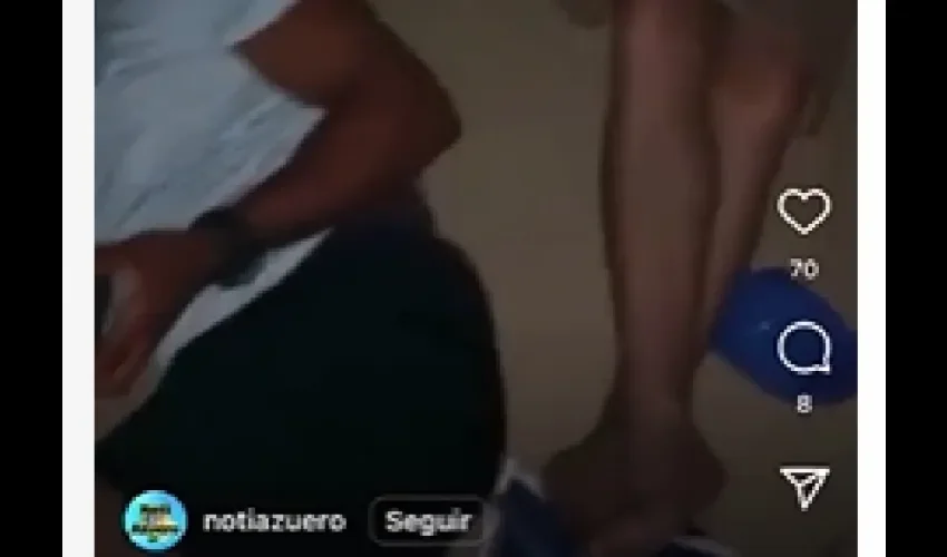 Captura del video que circula en redes de las personas durmiendo en el piso. 
