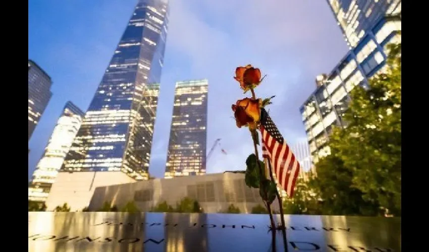 Miles de personas rinden tributo a las víctimas del 11 de septiembre.