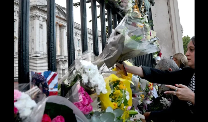 Cientos de personas han llevado flores a la reina.