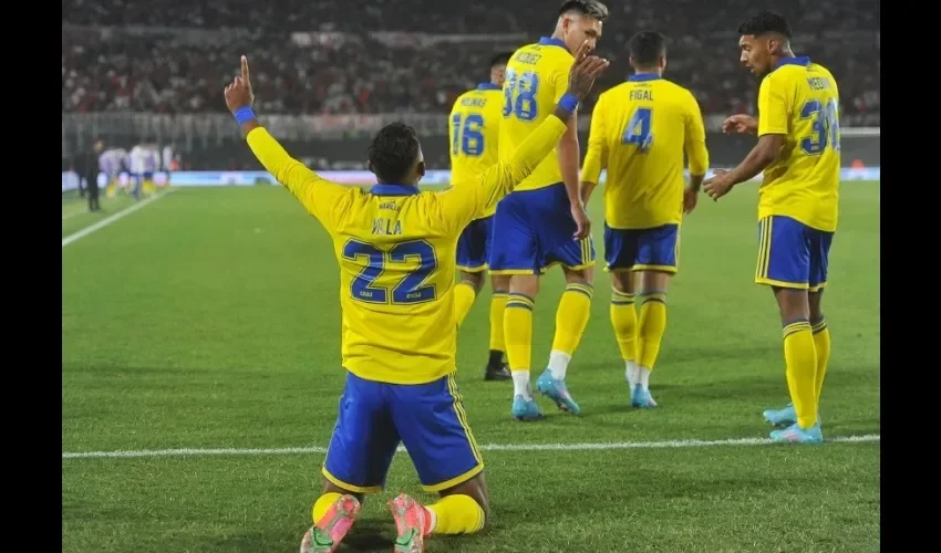 El equipo celebrando un gol.