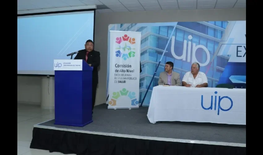 Vista de la actividad en la que participa personal de salud. 