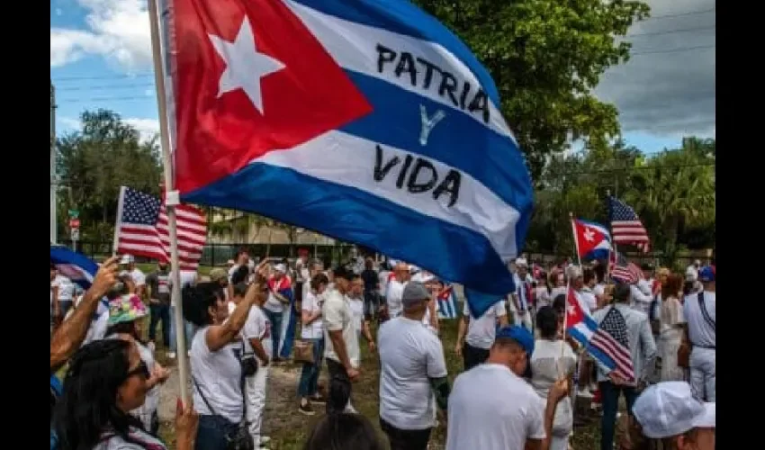 Vista de cubanos pidiendo soberanía. 