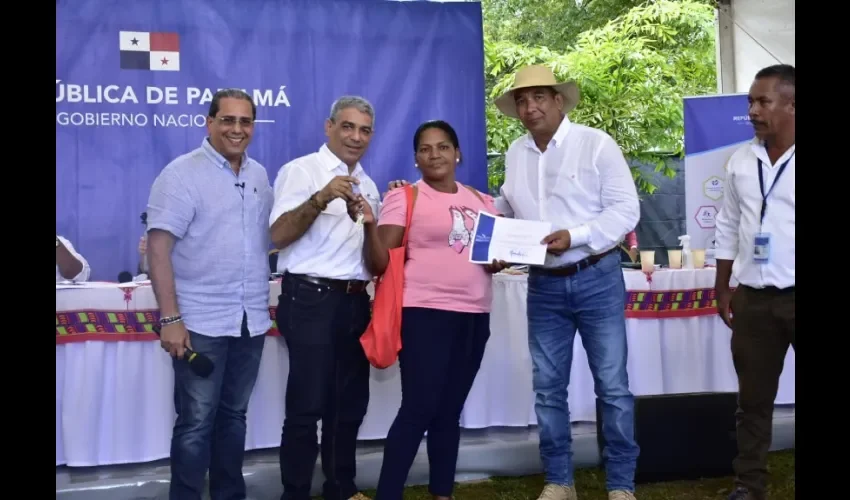 Vista de la entrega de llaves a las familias. 