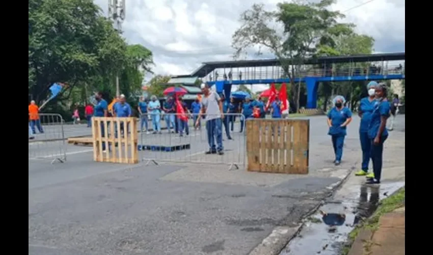 Cerraron calles y se enfrentaron a los antimotines. 