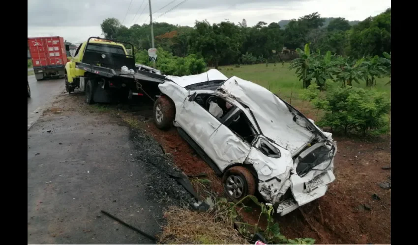 Vehículo accidentado siendo remolcado por la grúa.