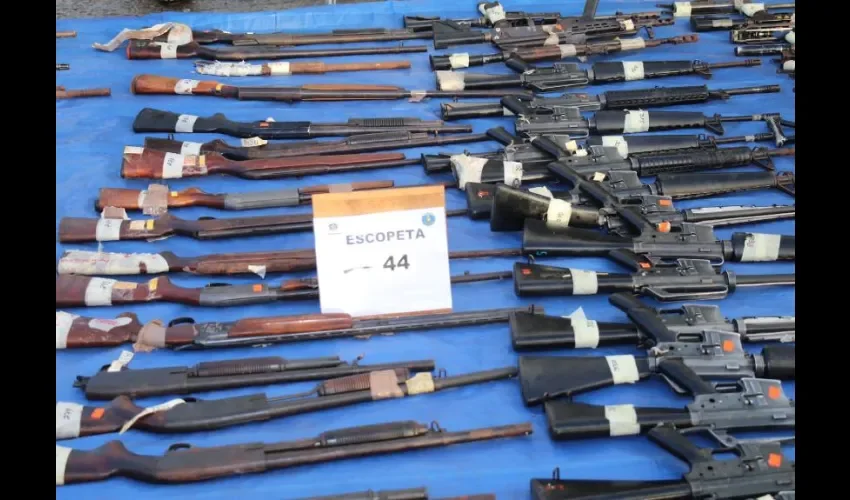 78 armas fueron recuperadas a través del programa de intercambio de armas . 