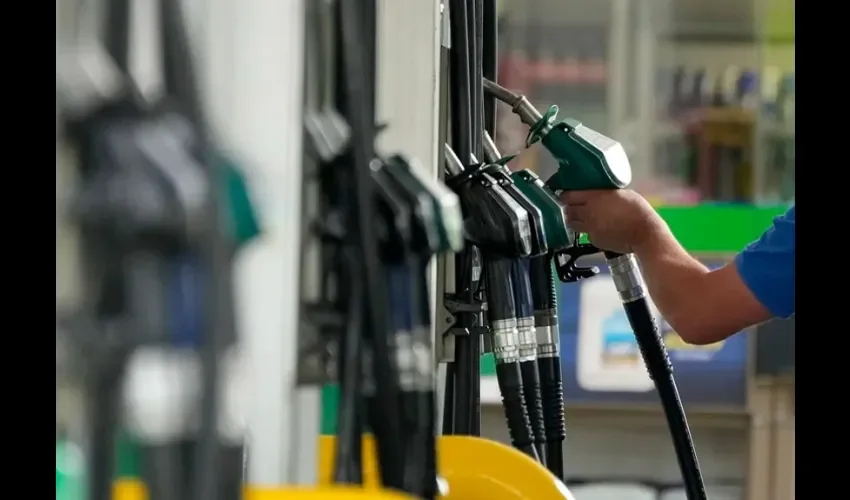 El Gobierno Nacional estableció un subsidio para fijar el precio del combustible en B/.3.25.