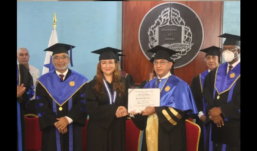 Foto del momento de la entrega del diploma. 