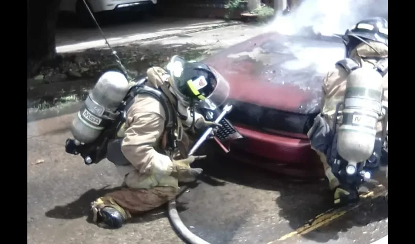 Vista del auto afectado por el incendio. 