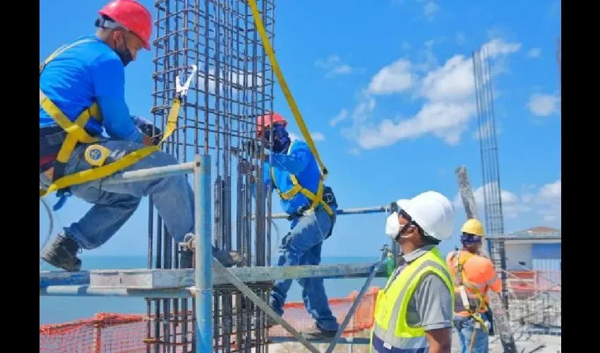 Vista de los obreros en la construcción